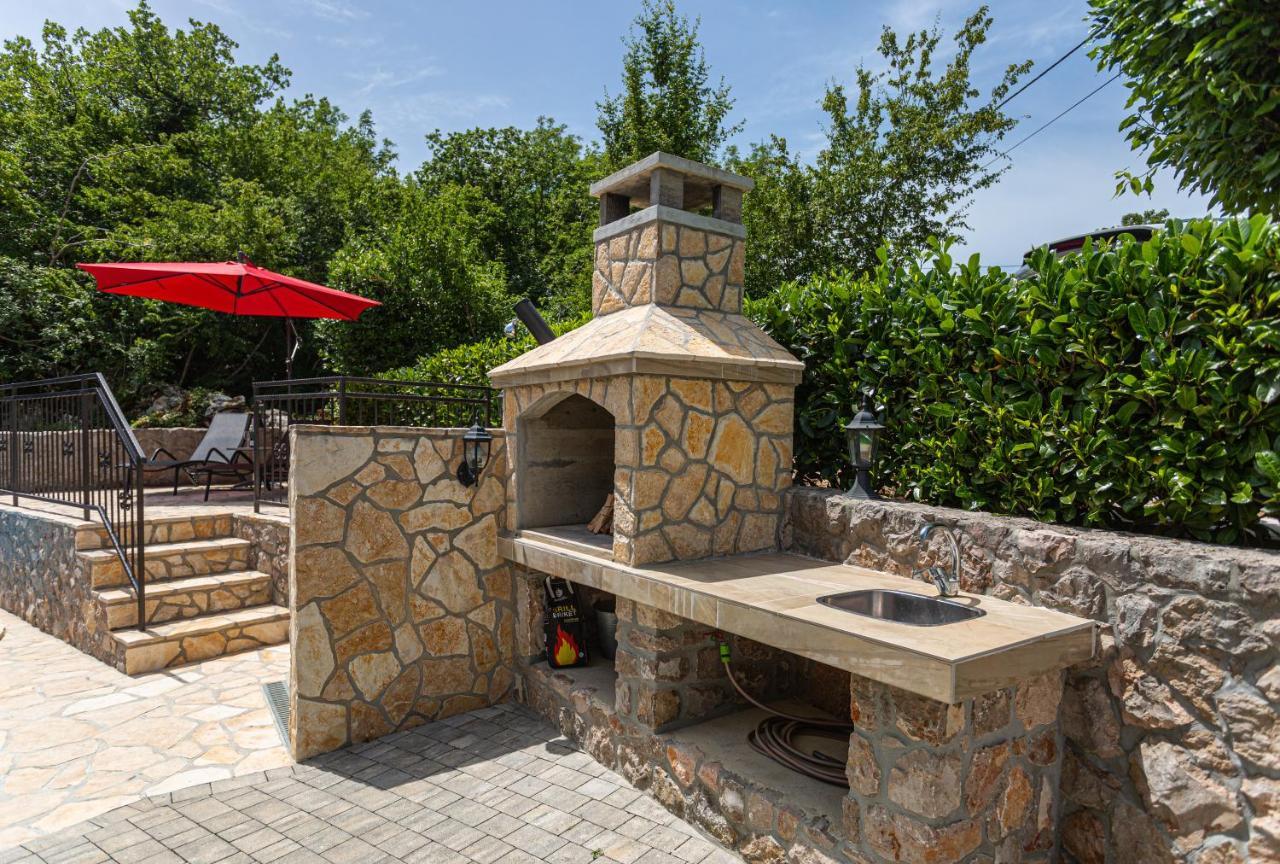 Apartment With A Private Swimming Pool, Garden & Bbq Gostinjac Zewnętrze zdjęcie