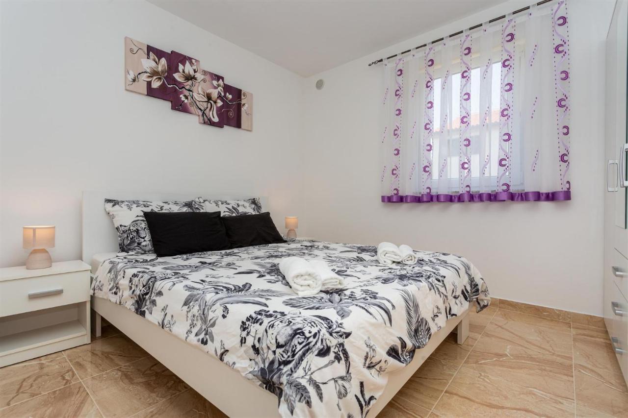 Apartment With A Private Swimming Pool, Garden & Bbq Gostinjac Zewnętrze zdjęcie