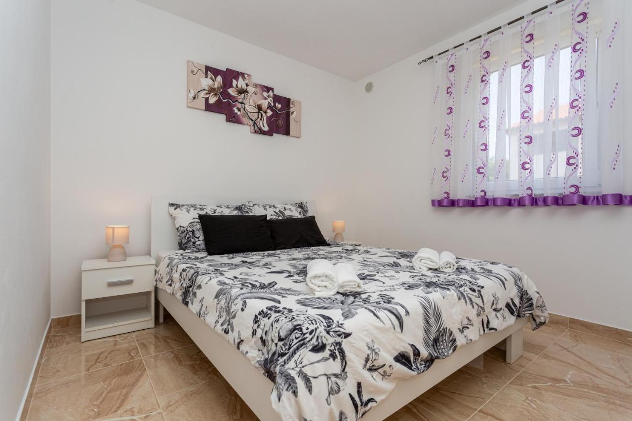 Apartment With A Private Swimming Pool, Garden & Bbq Gostinjac Zewnętrze zdjęcie