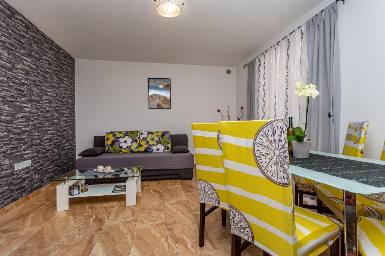 Apartment With A Private Swimming Pool, Garden & Bbq Gostinjac Zewnętrze zdjęcie