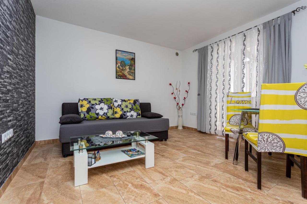 Apartment With A Private Swimming Pool, Garden & Bbq Gostinjac Zewnętrze zdjęcie