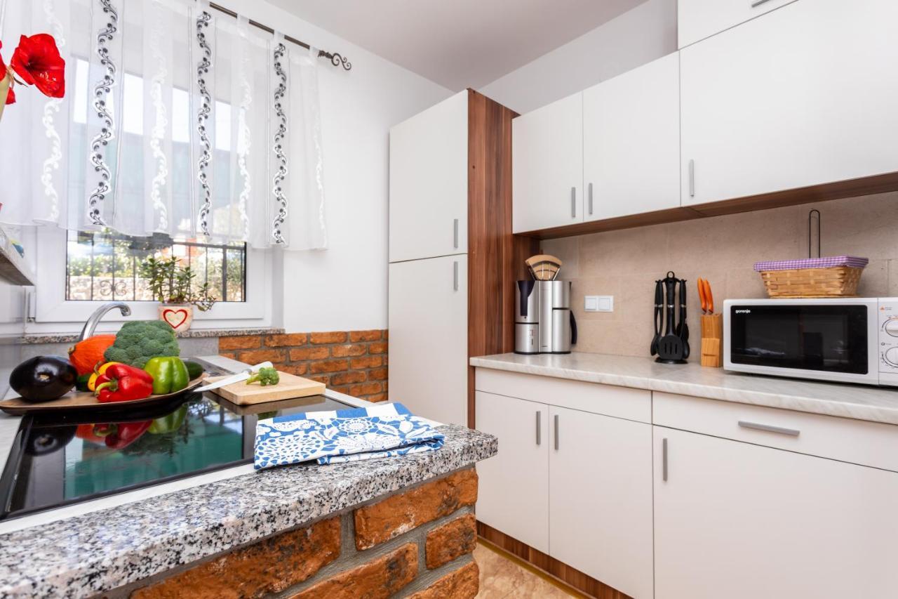 Apartment With A Private Swimming Pool, Garden & Bbq Gostinjac Zewnętrze zdjęcie