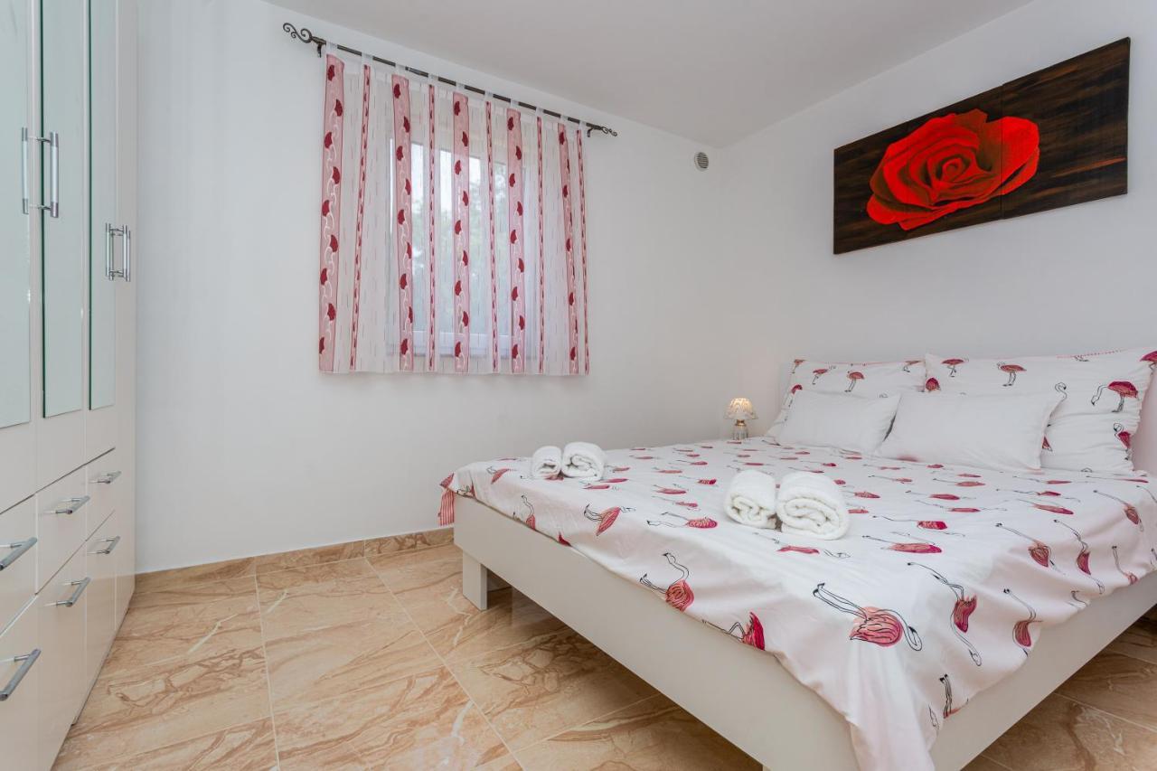Apartment With A Private Swimming Pool, Garden & Bbq Gostinjac Zewnętrze zdjęcie
