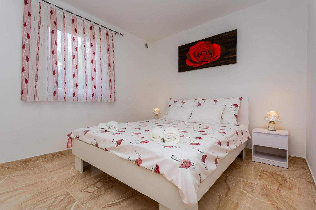 Apartment With A Private Swimming Pool, Garden & Bbq Gostinjac Zewnętrze zdjęcie